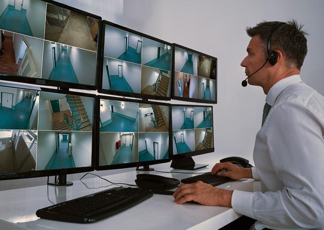 pracownik monitoringu kamer
